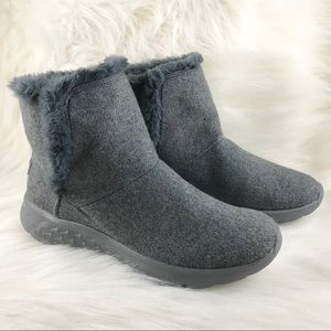 Skechers gray Women’s winter ankle boot size 7.5